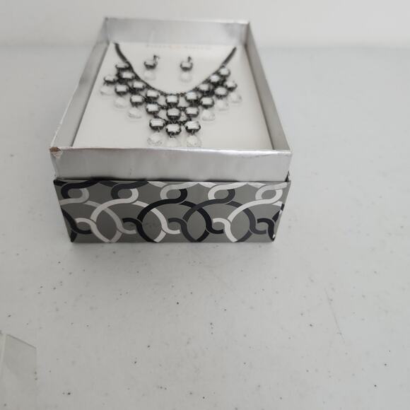 Jaclyn Smith  Clear Crystal NECKLACE & EARRINGS SET - Picture 3 of 6